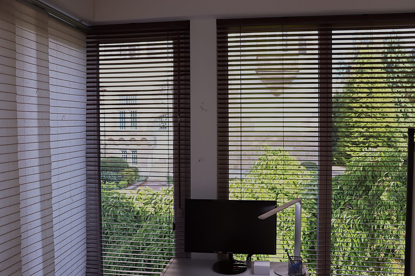 Arbeitsplatz am Fenster mit Blick ins Grüne