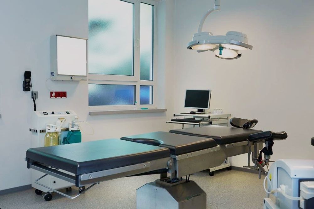 Operationssaal der Praxis mit OP-Tisch und Operationsleuchte