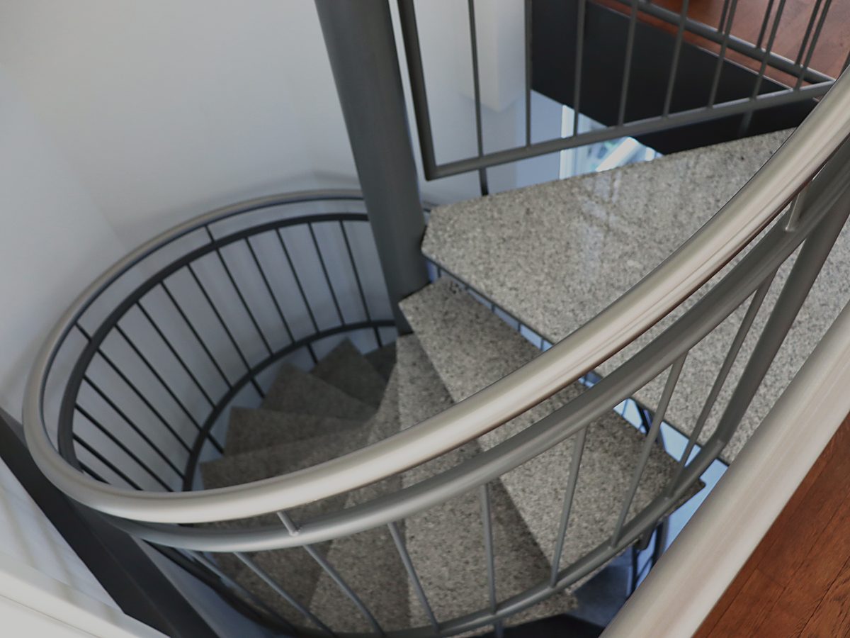 Wendeltreppe aus Granit mit Edelstahlgeländer
